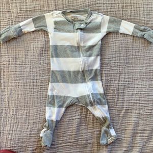 ⭐️BURT’S BEES 🐝 Baby gray striped footie